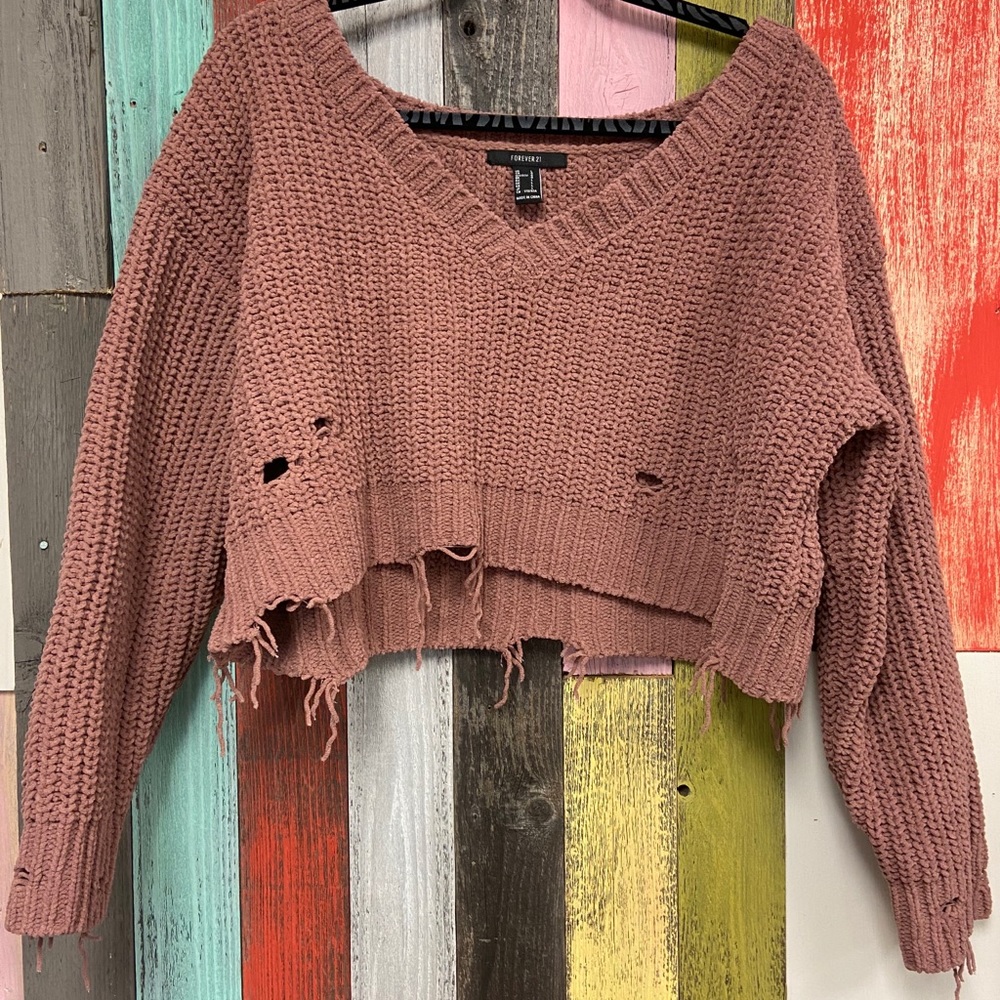Super cute cropped distressed long sleeve! 😍